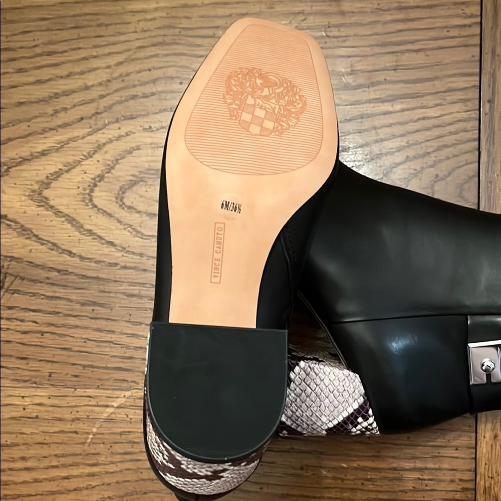 Vince Camuto laiklen Snakeskin Heel Ankle Bootie - Picture 11 of 13